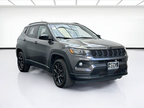 Used 2023 Jeep Compass Latitude AWD/4WD image 3