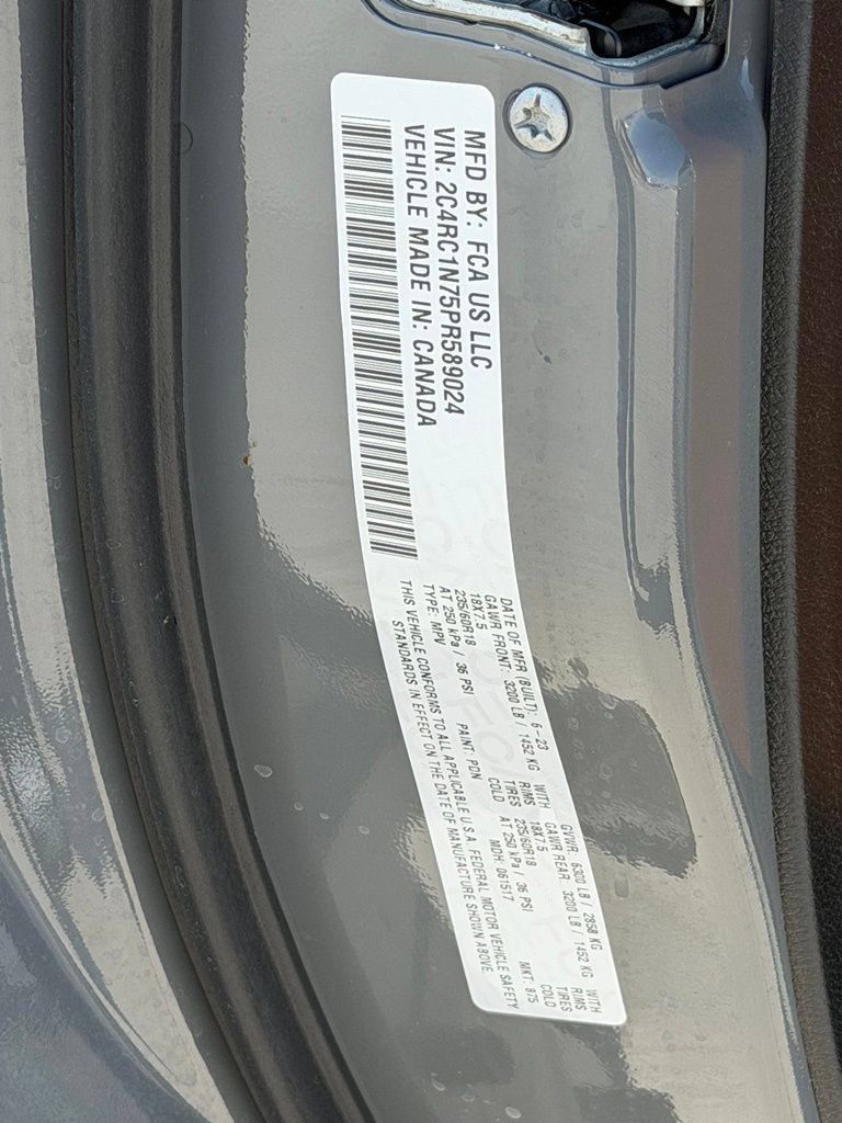 Used 2023 Chrysler Pacifica Pinnacle FWD image 38