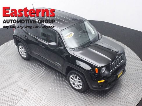 Used 2023 Jeep Renegade Latitude AWD/4WD image 3