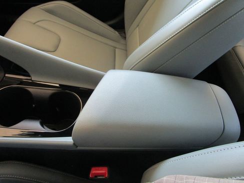 Used 2025 Hyundai Elantra Limited image 38