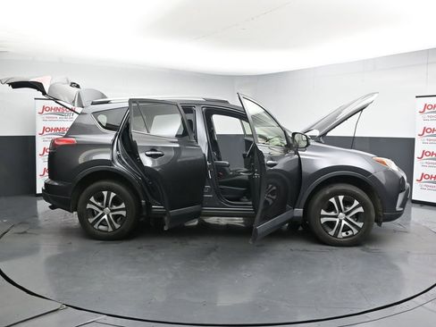 Used 2018 Toyota RAV4 LE FWD image 27