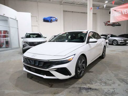 Used 2025 Hyundai Elantra SEL image 4