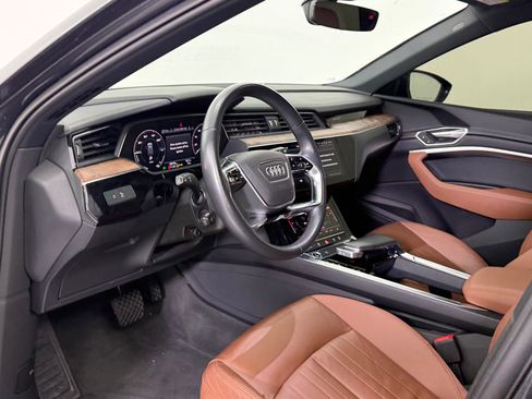 Used 2022 Audi e-tron Premium w/ Convenience Plus Package image 4