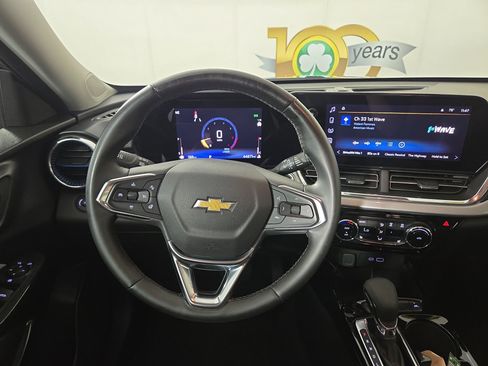 Certified 2025 Chevrolet Trax LT w/ LT Convenience Package FWD image 14