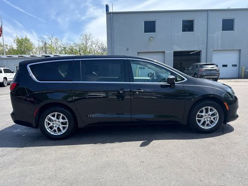 Used 2021 Chrysler Voyager LX FWD image 2