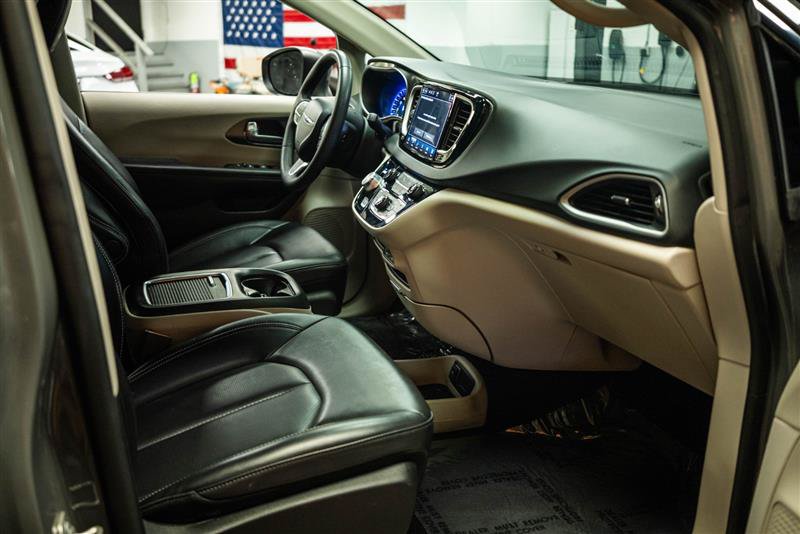 Used 2023 Chrysler Pacifica Touring-L FWD image 13