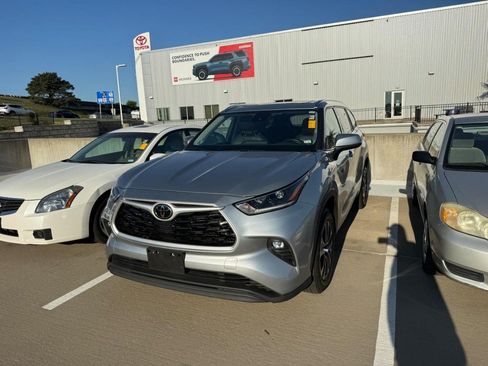 Certified 2021 Toyota Highlander XLE FWD image 6