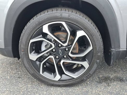 Used 2024 Chevrolet Trax RS w/ Sunroof Package FWD image 12