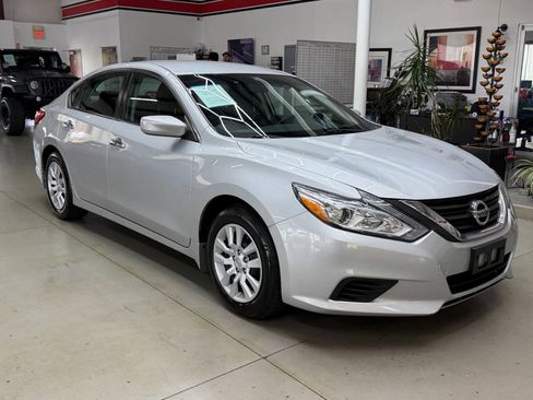 Used 2016 Nissan Altima 2.5 S w/ Power Driver Seat Package FWD image 2