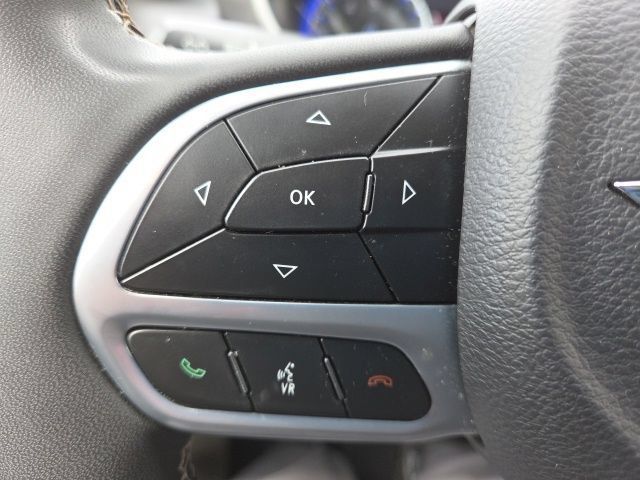 Used 2023 Chrysler Pacifica Touring-L FWD image 42