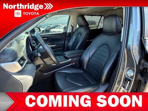 Used 2023 Toyota Highlander XLE FWD image 6