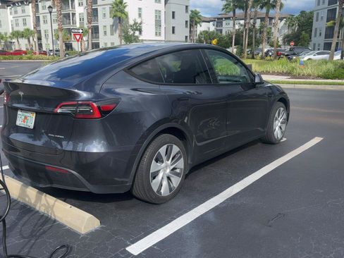 Used 2024 Tesla Model Y Long Range AWD/4WD image 3