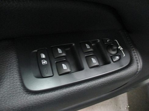 Used 2022 Volvo XC60 B5 Momentum image 18