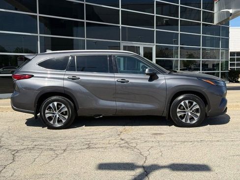 Used 2022 Toyota Highlander XLE AWD/4WD image 2