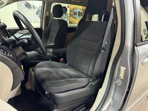 Used 2018 Dodge Grand Caravan SE image 44