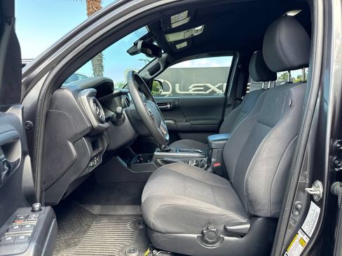 Used 2018 Toyota Tacoma TRD Sport AWD/4WD image 4