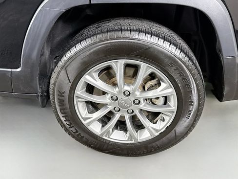 Used 2021 Jeep Cherokee Latitude Lux w/ Comfort/Convenience Group AWD/4WD image 31