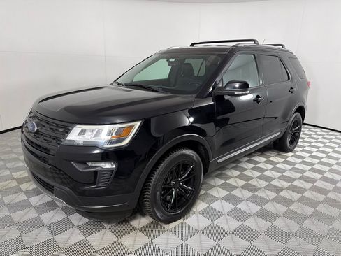 Used 2018 Ford Explorer XLT w/ Equipment Group 202A AWD/4WD image 9