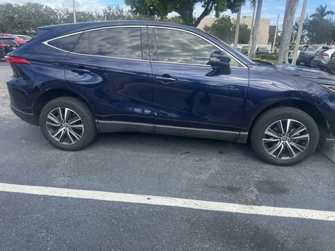 Used 2021 Toyota Venza LE image 4