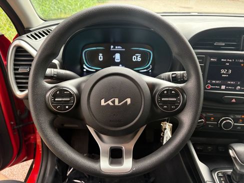 Used 2025 Kia Soul LX w/ LX Technology Package FWD image 25