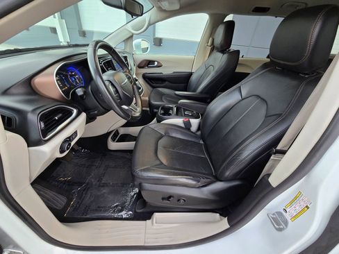 Used 2018 Chrysler Pacifica Touring-L image 12
