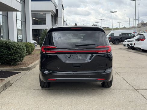 New 2026 Chrysler Pacifica Limited image 6