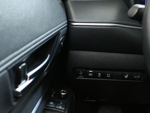 Used 2024 Toyota Venza Limited image 16