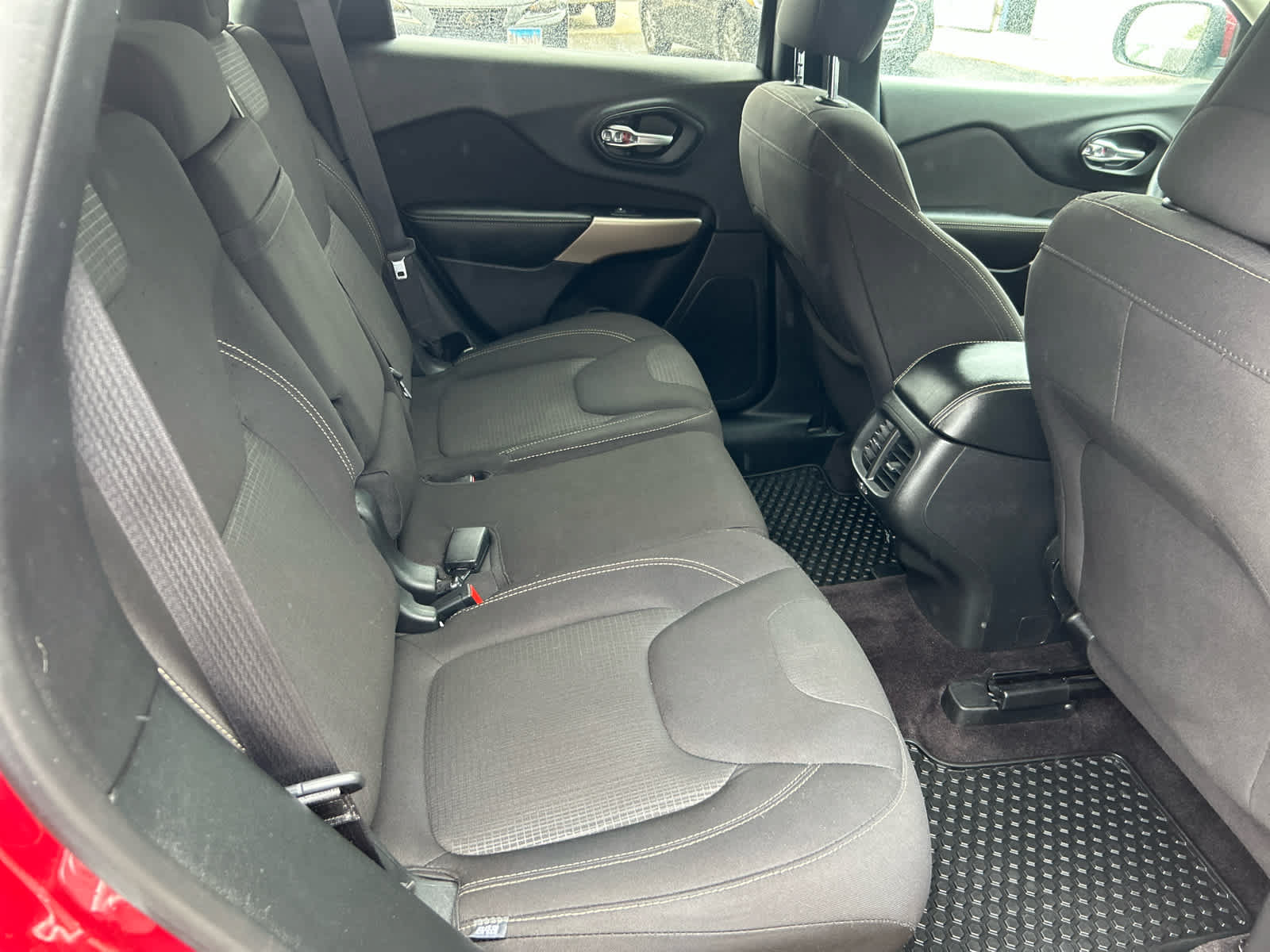Used 2017 Jeep Cherokee Latitude w/ Cold Weather Group FWD image 24