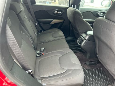 Used 2017 Jeep Cherokee Latitude w/ Cold Weather Group FWD image 24
