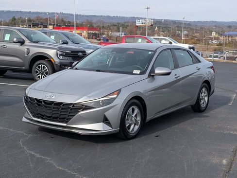 Used 2023 Hyundai Elantra SE image 3