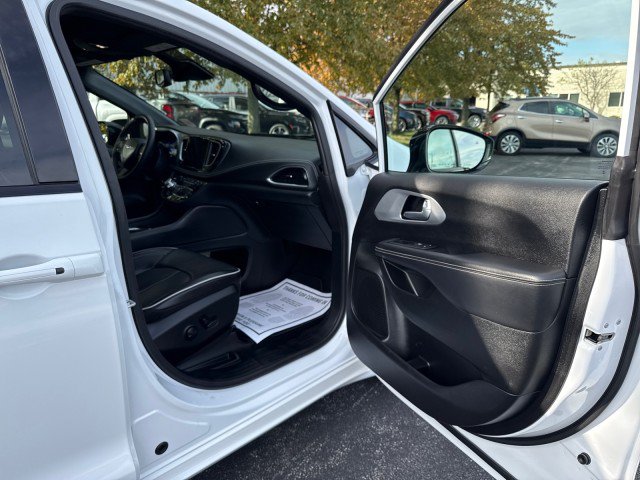 Used 2025 Chrysler Pacifica Limited FWD image 30