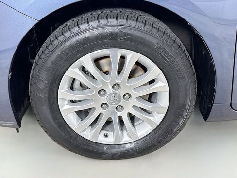 Certified 2017 Toyota Sienna XLE image 32