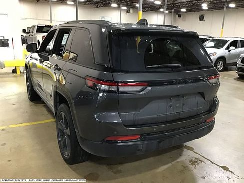 Used 2023 Jeep Grand Cherokee Altitude image 4