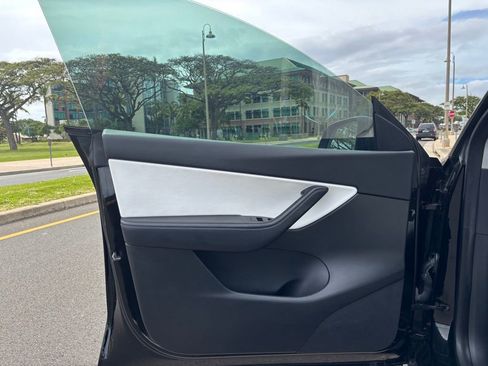 Used 2022 Tesla Model Y Long Range image 14