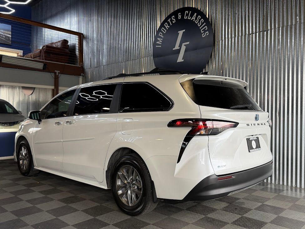 Used 2025 Toyota Sienna XLE FWD image 3