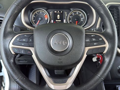 Used 2016 Jeep Cherokee Sport image 16