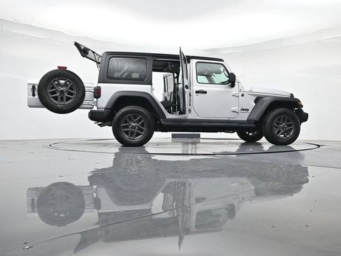 Used 2024 Jeep Wrangler Unlimited Rubicon AWD/4WD image 57