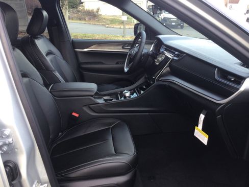 New 2025 Jeep Grand Cherokee L Limited image 10