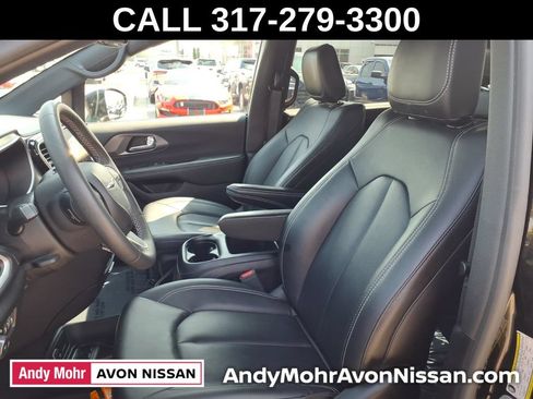 Used 2025 Chrysler Pacifica Select FWD image 15
