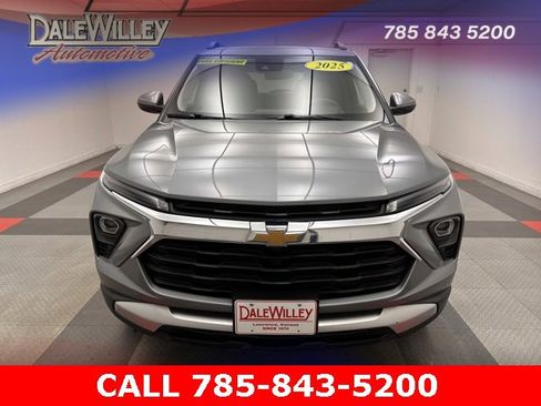 Used 2025 Chevrolet TrailBlazer LT image 2