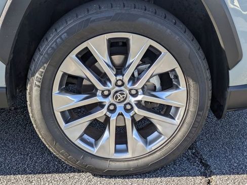 Used 2021 Toyota RAV4 XLE Premium image 10
