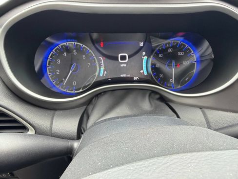 Used 2025 Chrysler Pacifica Select FWD image 8