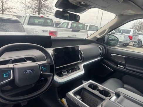 Used 2025 Ford Expedition Platinum w/ Driver's Package image 17