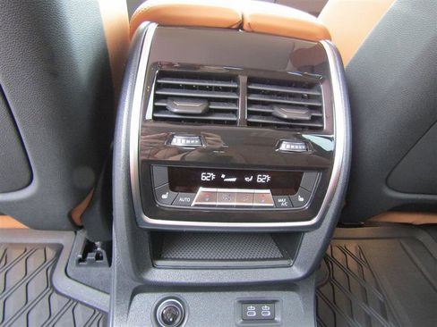 Used 2024 BMW X7 xDrive40i w/ Premium Package image 37