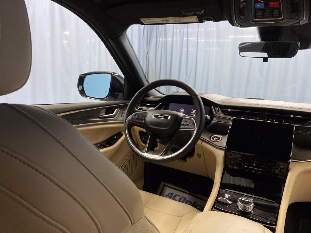Certified 2025 Jeep Grand Cherokee L Limited w/ Black Appearance Package AWD/4WD image 41
