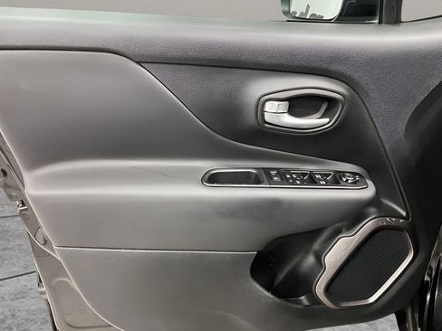 Used 2023 Jeep Renegade Latitude AWD/4WD image 10