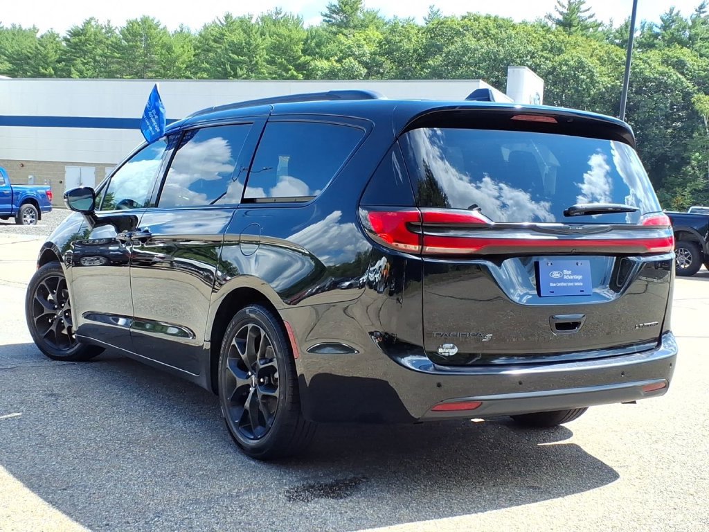 Used 2025 Chrysler Pacifica Limited FWD image 6