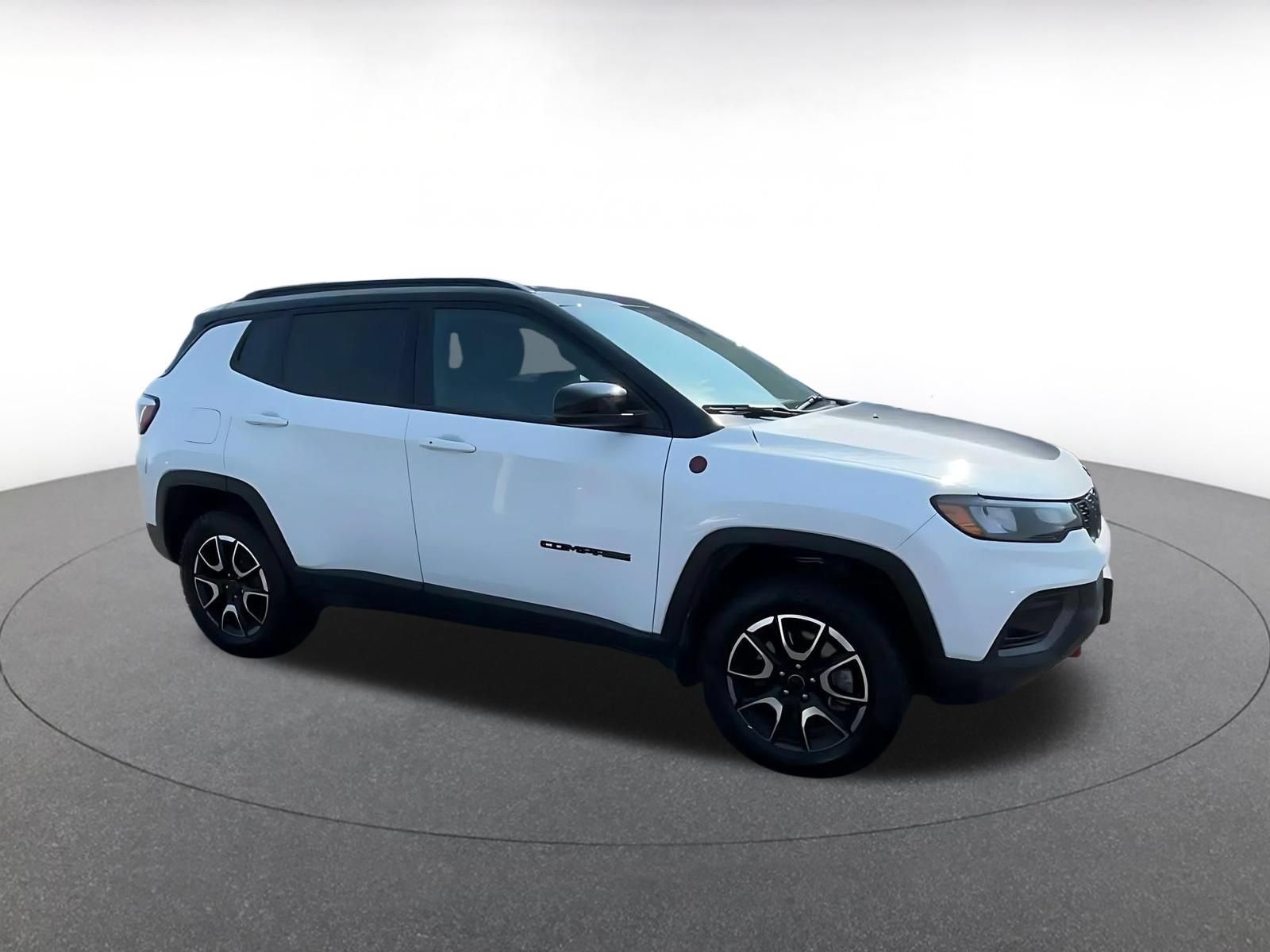 Used 2025 Jeep Compass Trailhawk AWD/4WD image 2