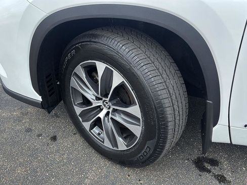 Used 2024 Toyota Highlander XLE image 4