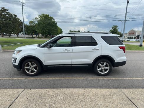 Used 2017 Ford Explorer XLT w/ Equipment Group 202A AWD/4WD image 7